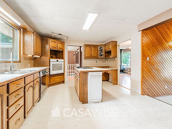 5th image of 160 Windermere Dr SW