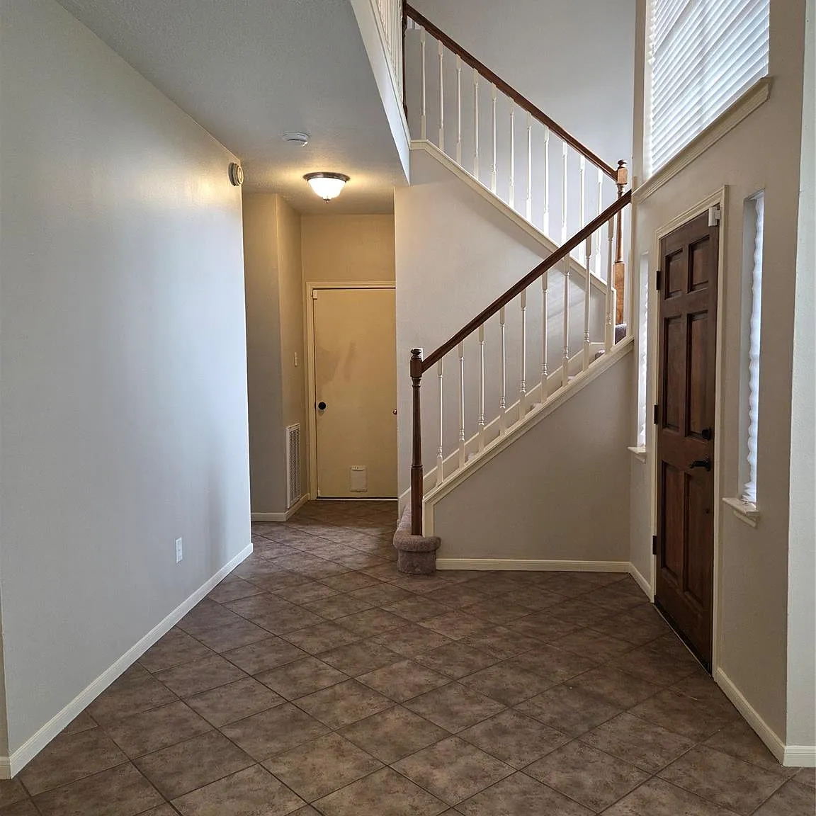 4 bed, 2.5 bath, 2495 sqft, $2,500 — Photo 4