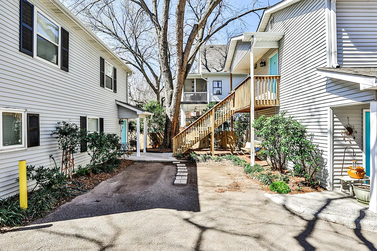 Building Photo - 858 Maiden Ln NE #A