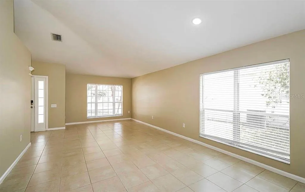 4 bed, 2.0 bath, 2232 sqft, $1,900 — Photo 4