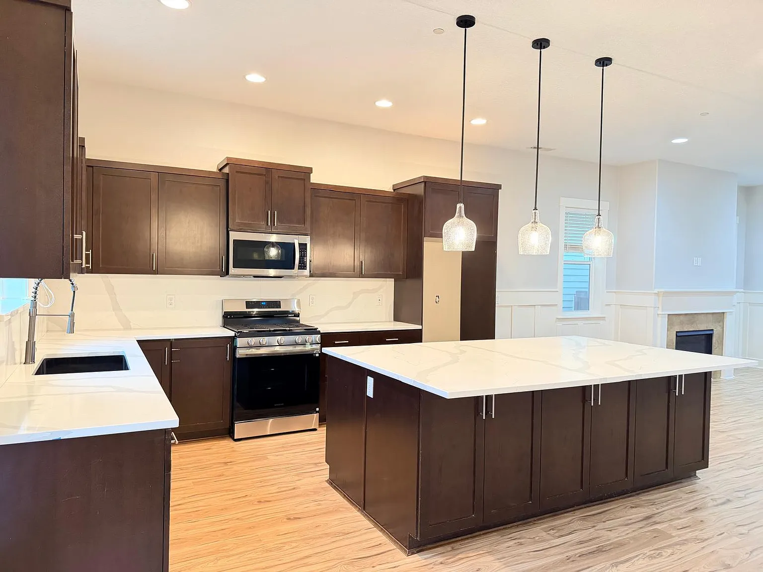 4 bed, 2.5 bath, 2517 sqft, $3,790 — Photo 2