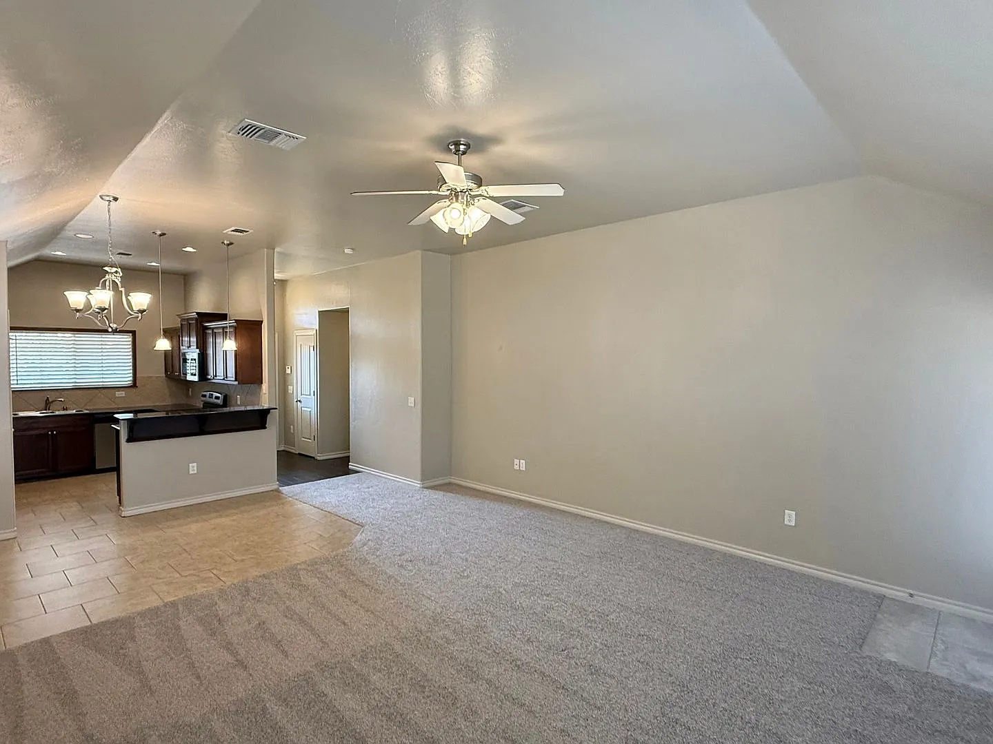 Cute 4 Bedroom With Storm Shelter — Photo 3