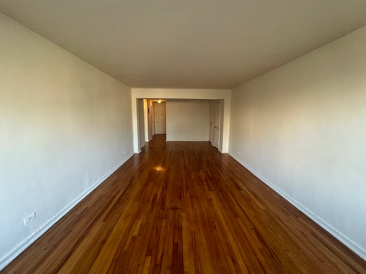 Building Photo - 640 W 227th St #2