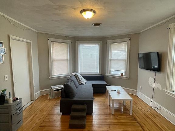 2nd image of 640 Smith St #3
