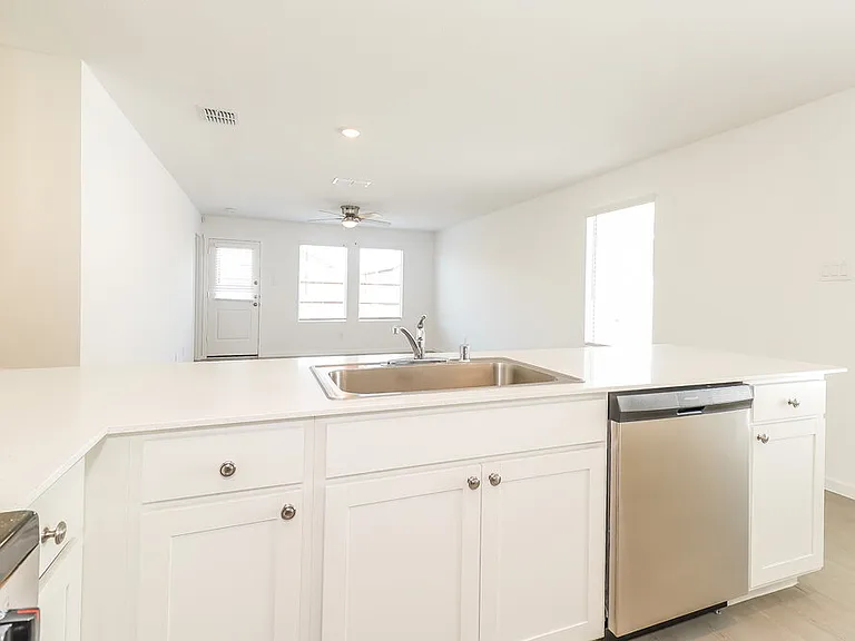 1239 Maple St — Photo 6
