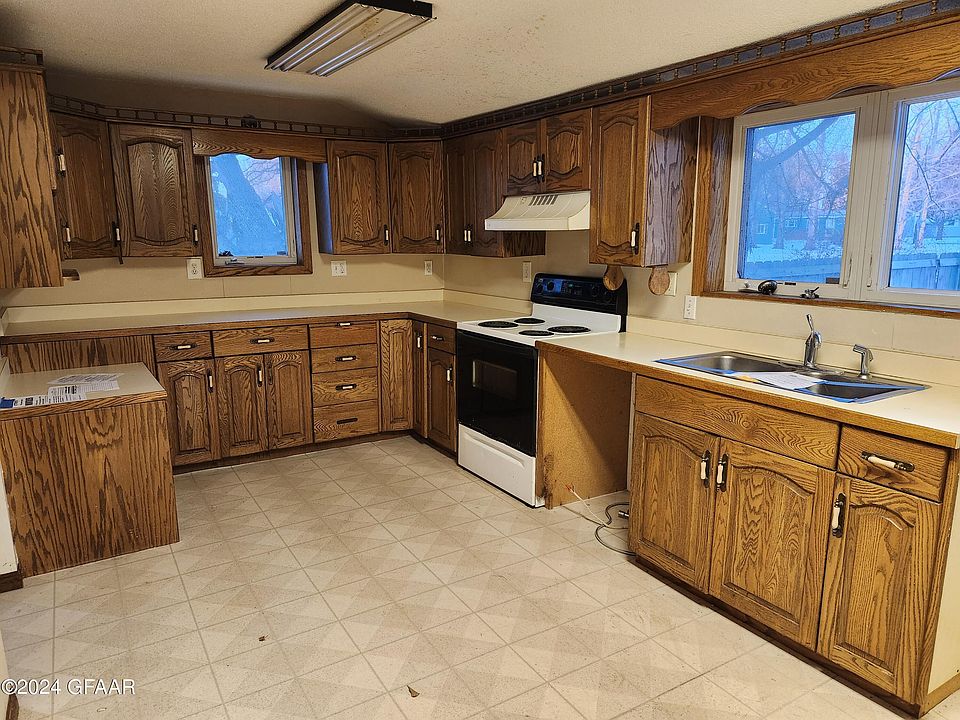 324 Madison Ave, Neche, ND 58265 Zillow