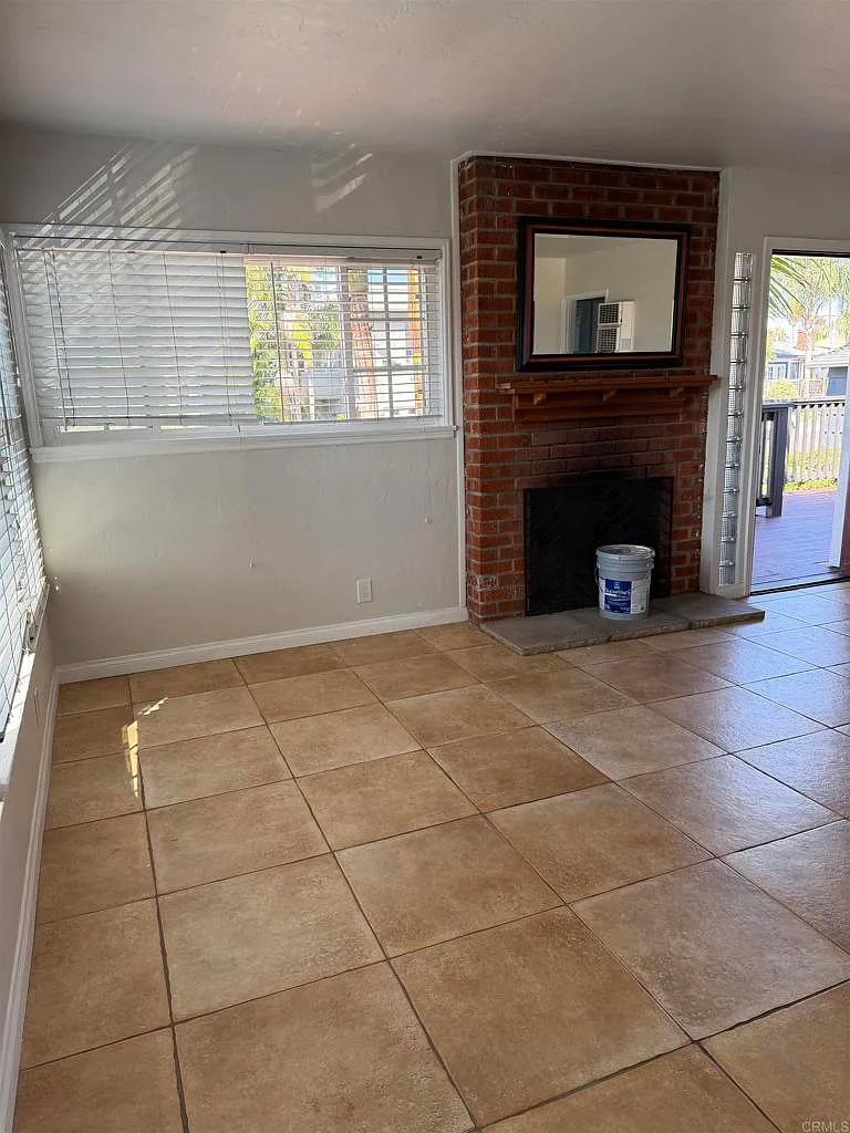 2 bed, 820 sqft, $6,500 — Photo 2