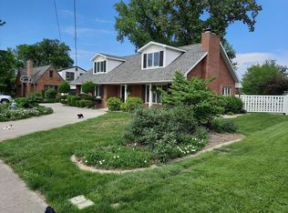 110 N John St, Teutopolis, IL 62467