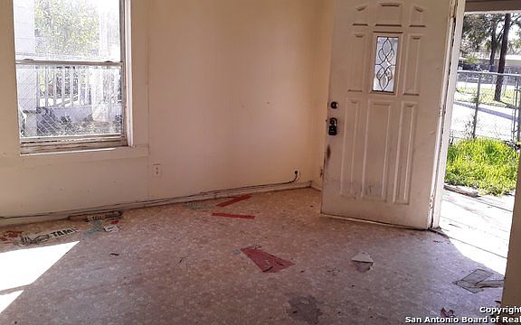 4th image of 206 N San Joaquin Ave