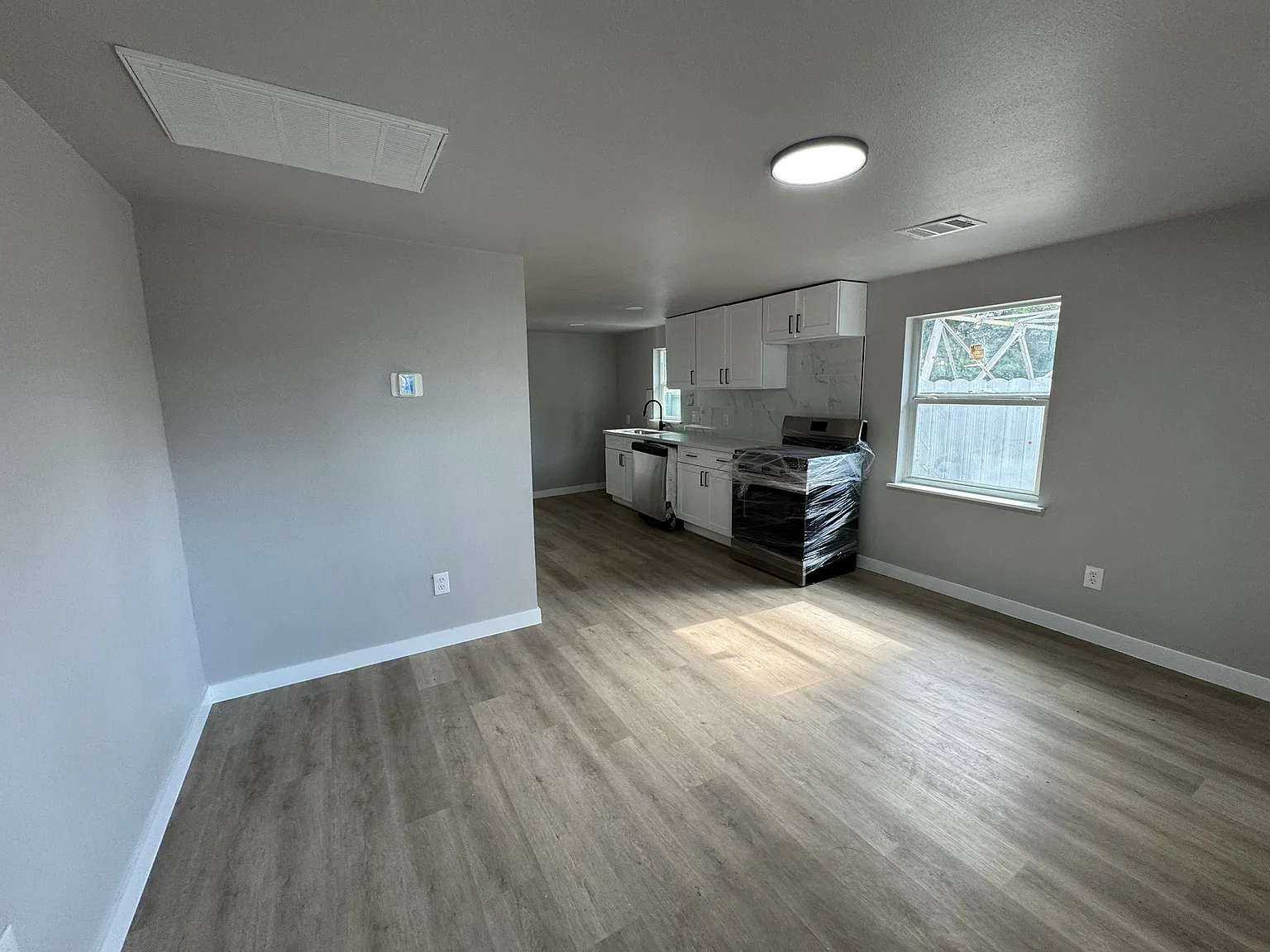 1 bed, 650 sqft, $1,000 — Photo 4