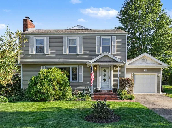 2412 S Twyckenham Dr, South Bend, IN 46614