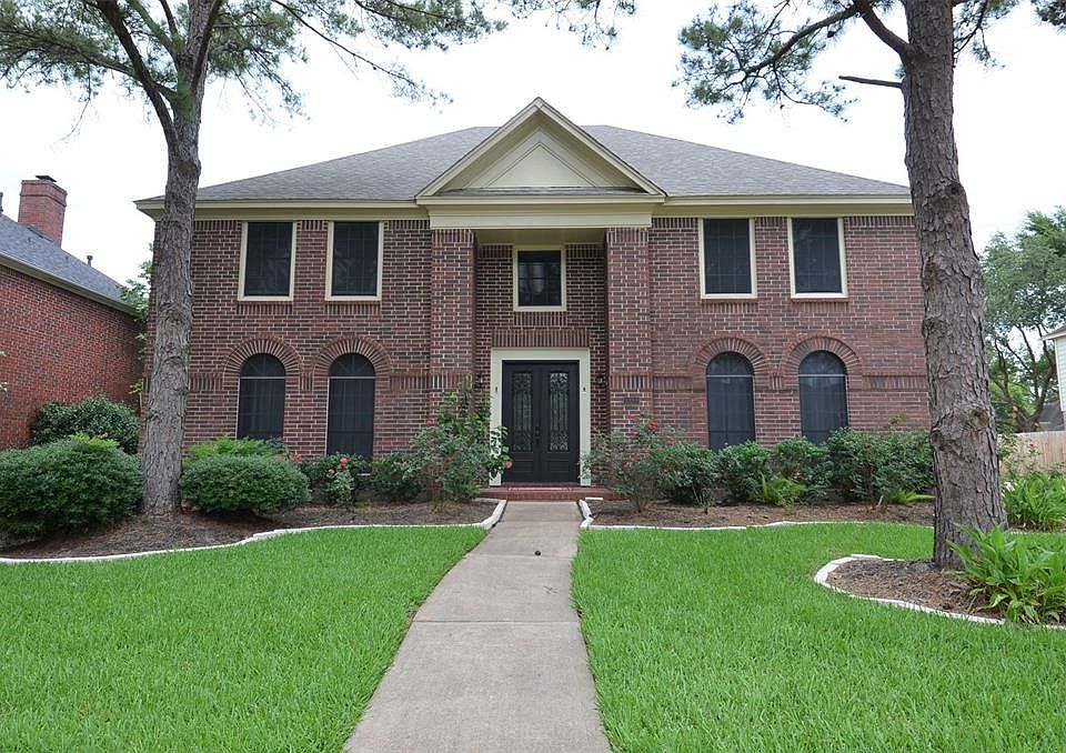 The mature landscaping enhances the beautiful curb appeal!  The energy efficient solar screens give the front a very clean look.  The end of the cul-de-sac street is a few doors down to the left.  ***OPEN HOUSE  SATURDAY, JUNE 8 FROM 1:00 - 4:00***