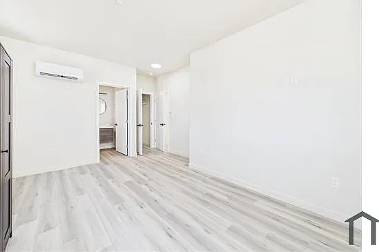 8457 Langdon Ave — Photo 11