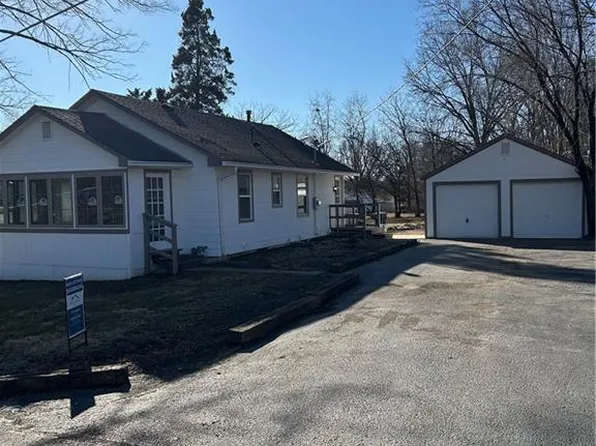 3742 NE Chaumiere Rd, Kansas City, MO 64117