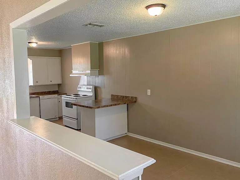 695 S 1st Ave — Photo 3