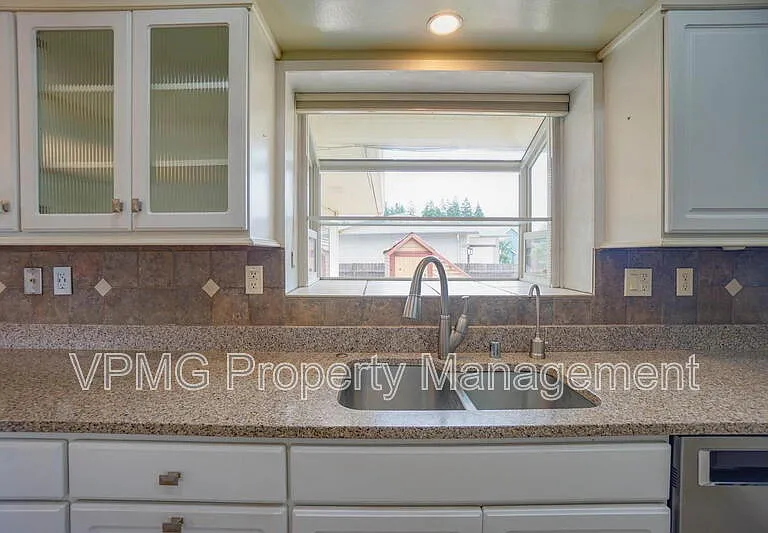 705 NE 94th Ave — Photo 11