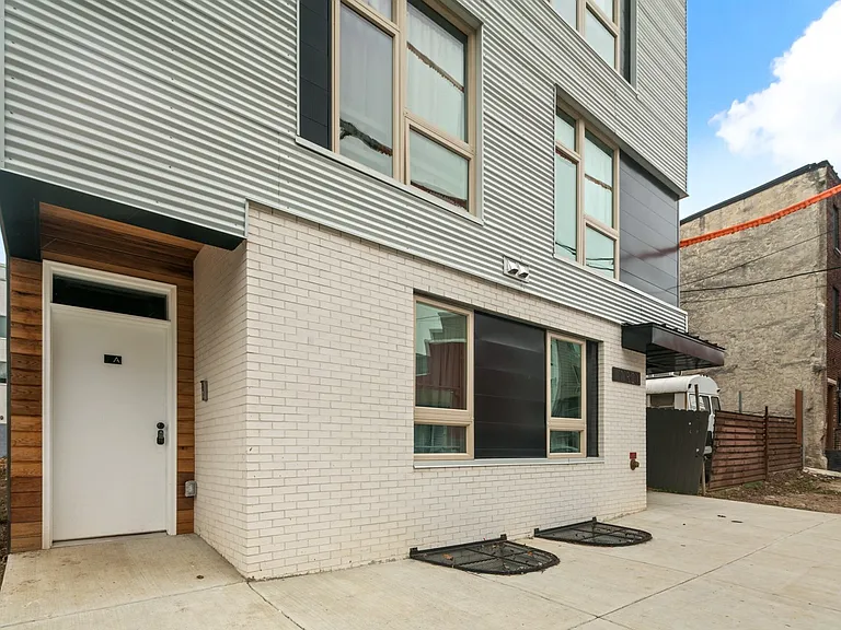 1917 E Letterly St — Photo 3