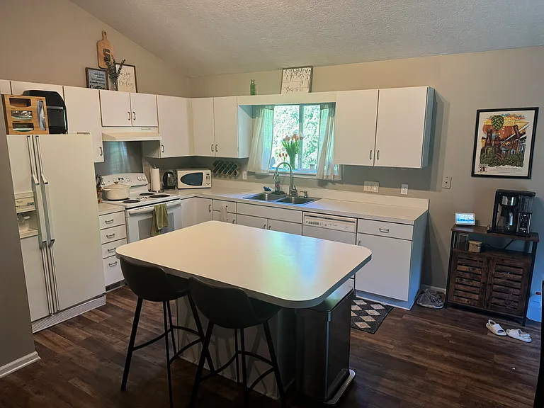 409 E Cherry St — Photo 4