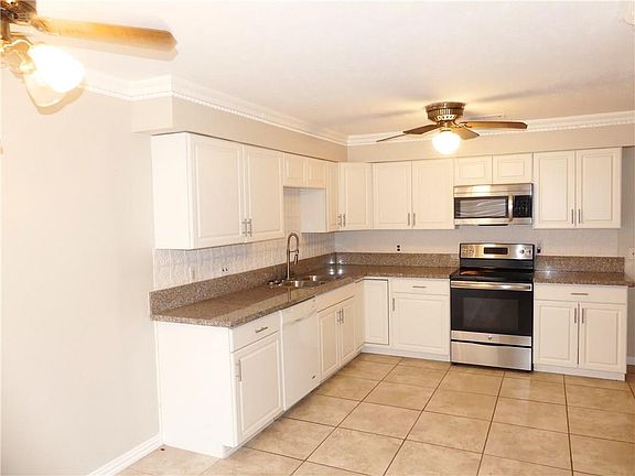 4th image of 2104 Teakwood Ln