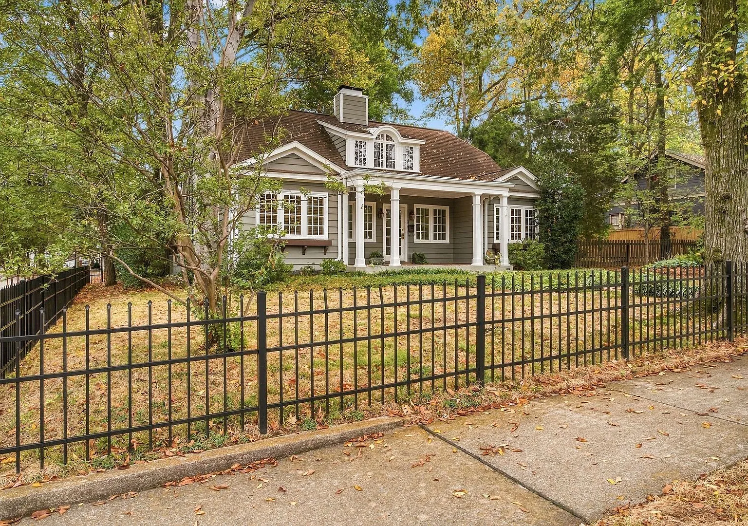 Nashville Belmont Bungalow, double lot large fenced yard, historic charm, modern amenities, walk ... — Photo 3
