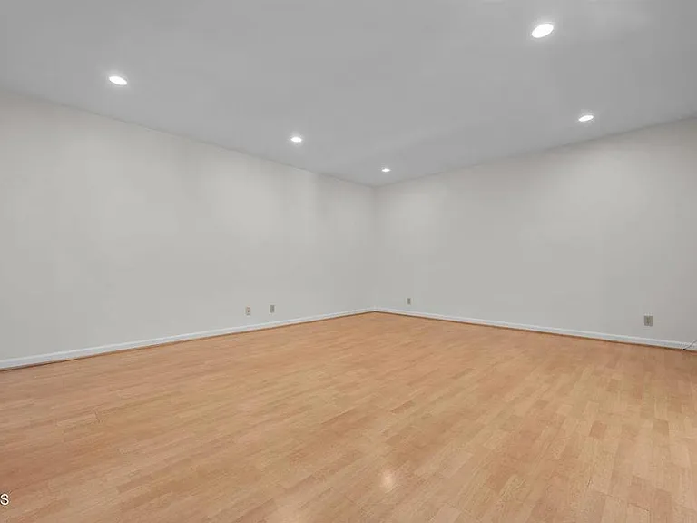 385 Cliff Dr #8 — Photo 11