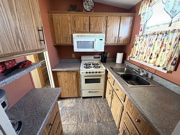 4th image of 13502 N Frontage Rd #424