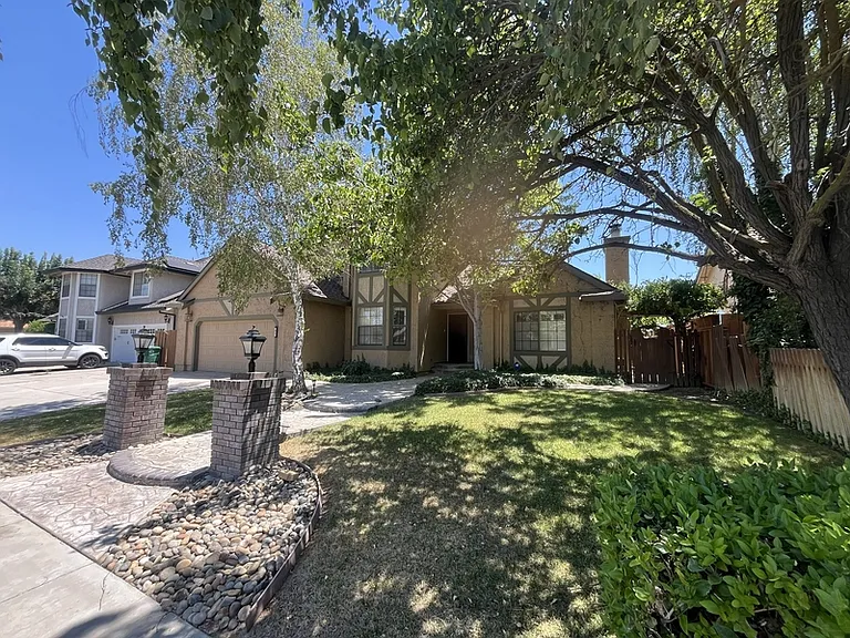 511 Bluff Dr — Photo 3