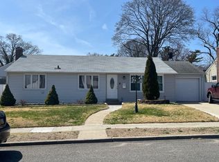 1615 Greenway Blvd, Valley Stream, NY 11580