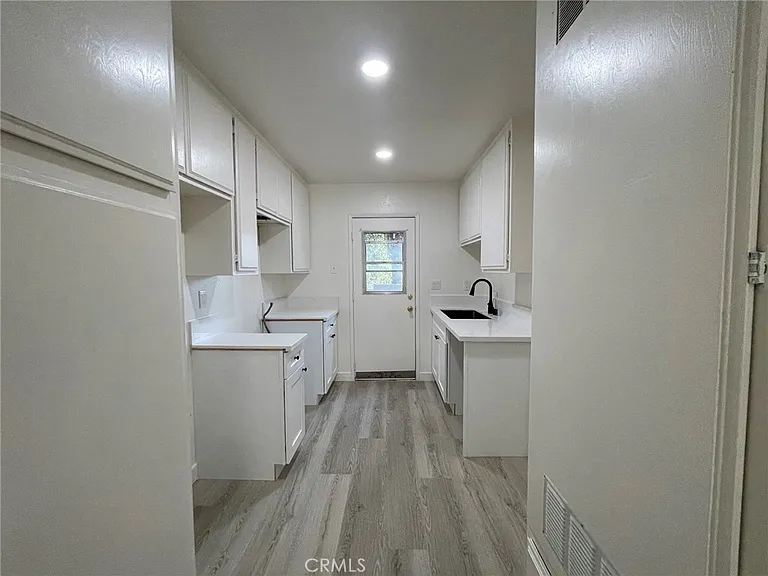 1131 S Alta Vista Ave #F — Photo 5