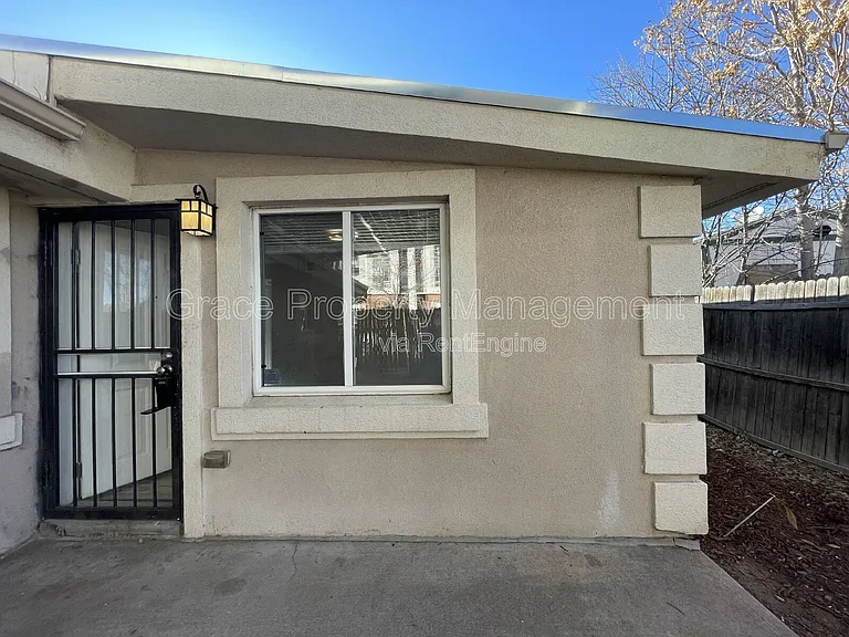 2127 S Acoma St — Photo 2