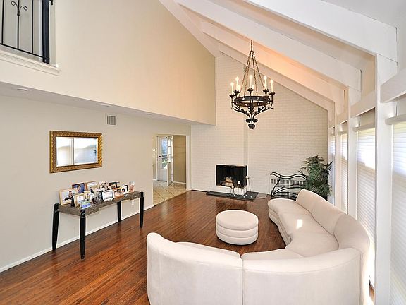 3rd image of 25 Crabapple Dr