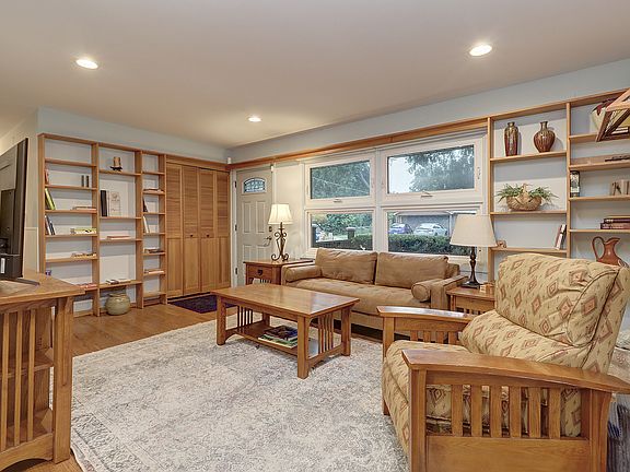 4th image of 520 S Beverly St