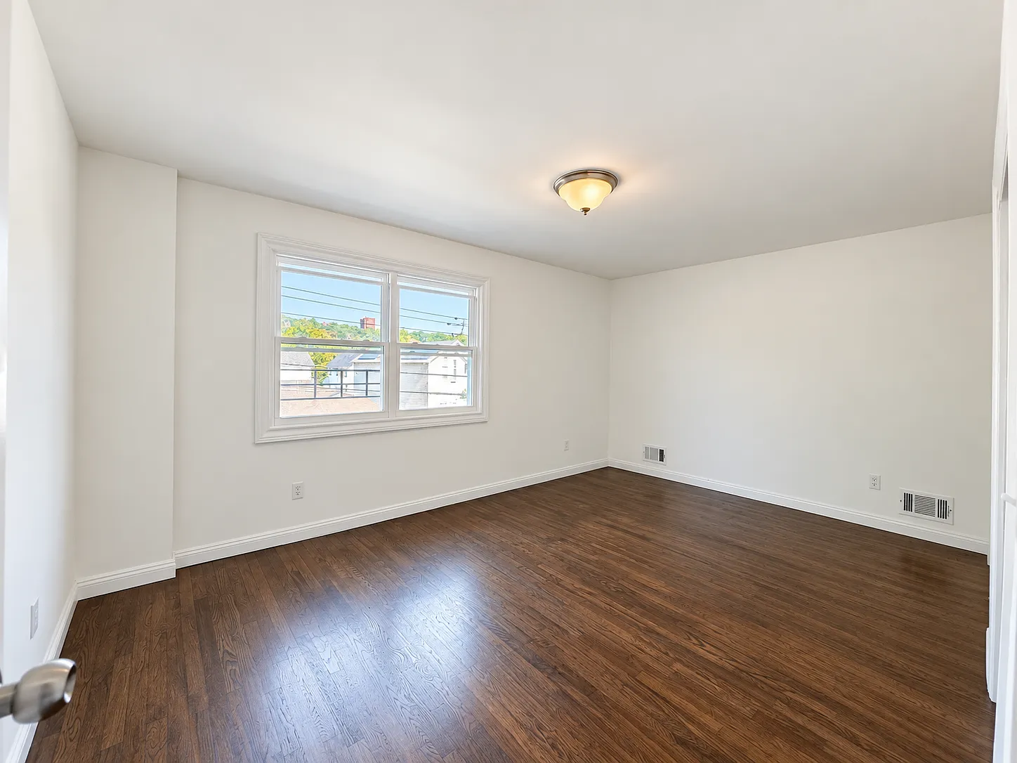 3 bed, 1.5 bath, 1674 sqft, $3,811 — Photo 4
