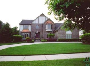 6241 W Country Ridge Dr, Troy, MI 48098