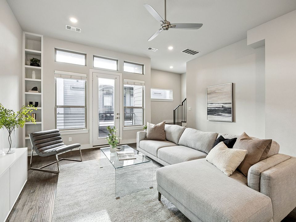 1st image of 4226 Roseland Ave #203
