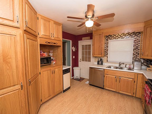5th image of 70 Lacrosse Ct