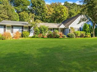 4 Hollise Ct, Centerport, NY 11721