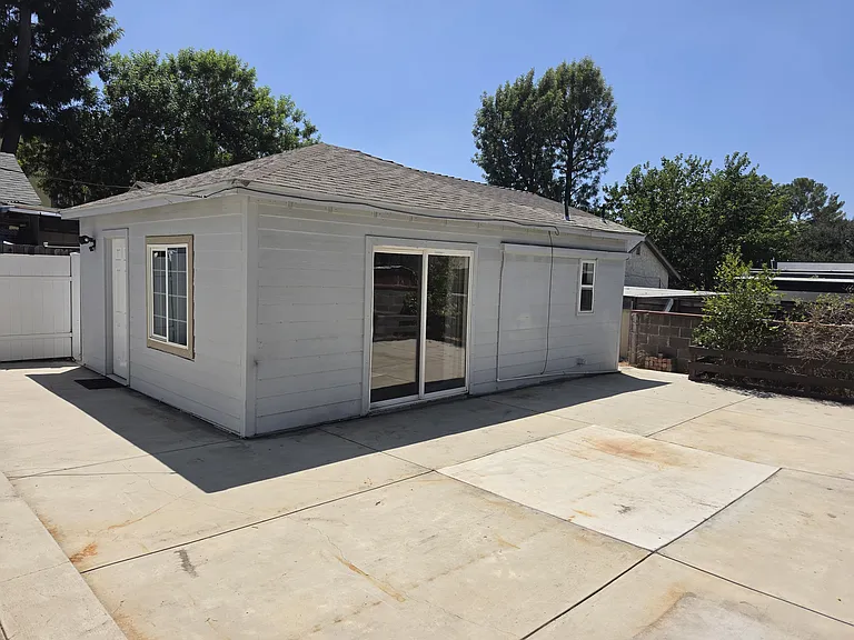10533 Nassau Ave — Photo 2