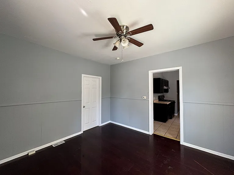 439 N Forest Ave — Photo 2