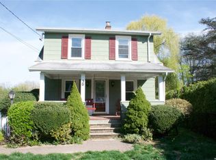 30 Glen Cove Dr, Glen Head, NY 11545