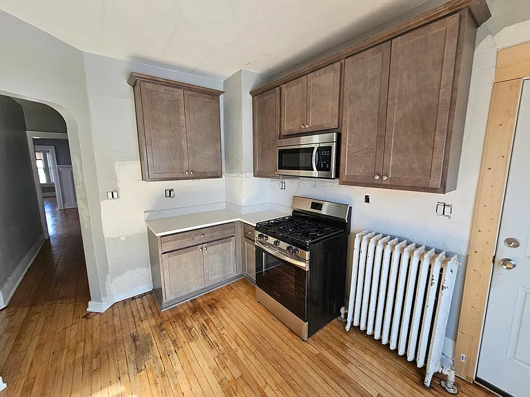 531 E Locust St — Photo 7