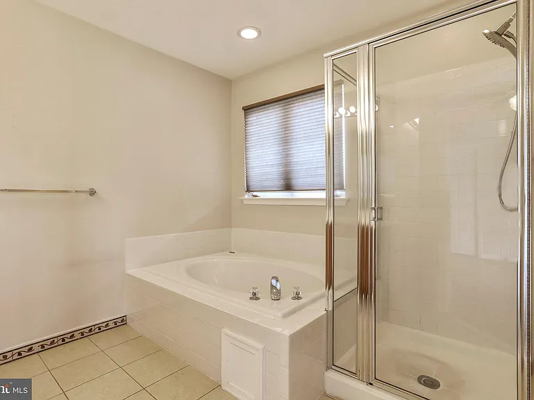 8818 Papillon Dr — Photo 31