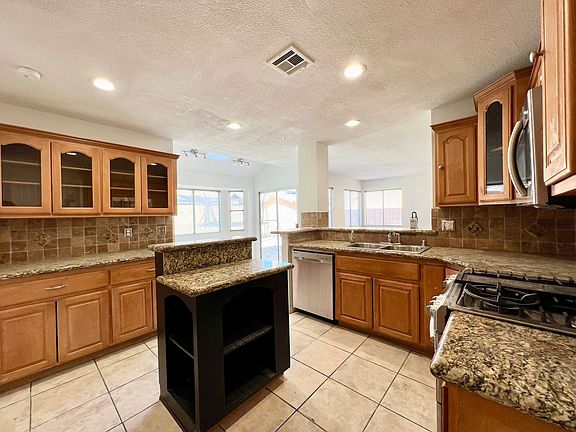 4th image of 323 Salinas Dr