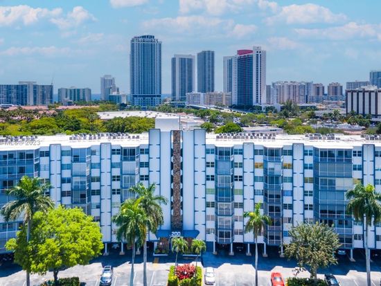 200 Diplomat Pkwy APT 821, Hallandale Beach, FL 33009