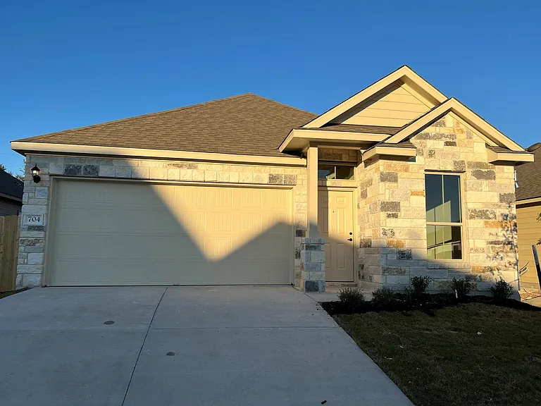 704 Falkland Trce — Photo 1