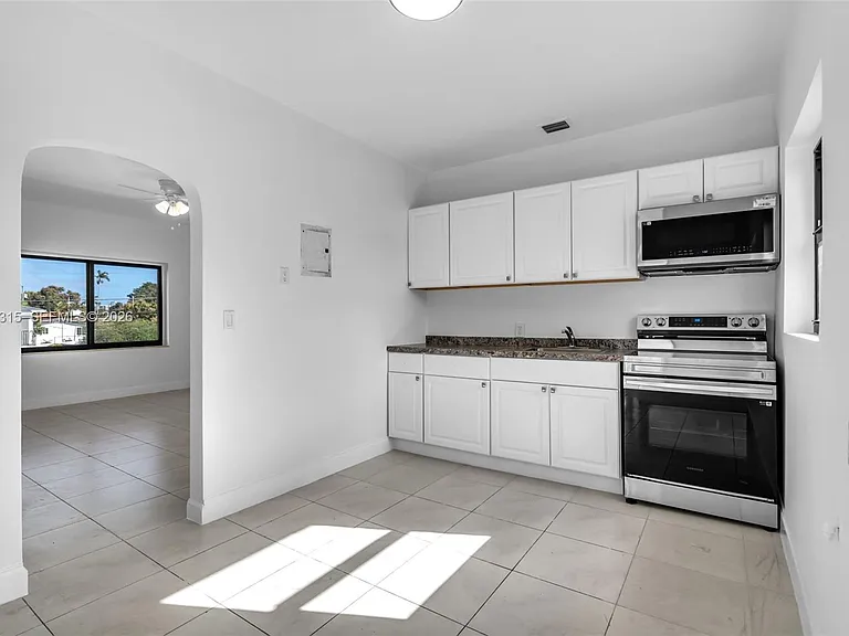 130 SW 31st Ct #3 — Photo 1