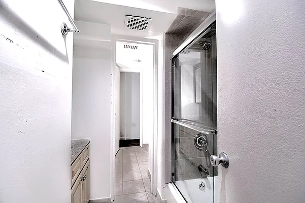 Rented by Urbane Brokerage | media 14