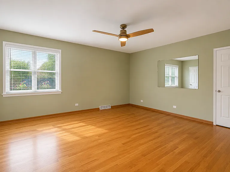 1507 W Willow Ln — Photo 11