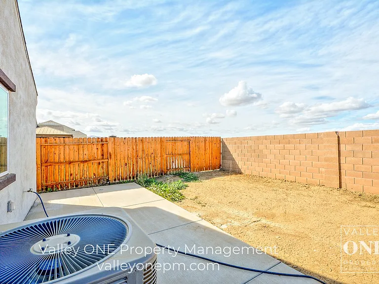 933 Tipton Ln — Photo 29