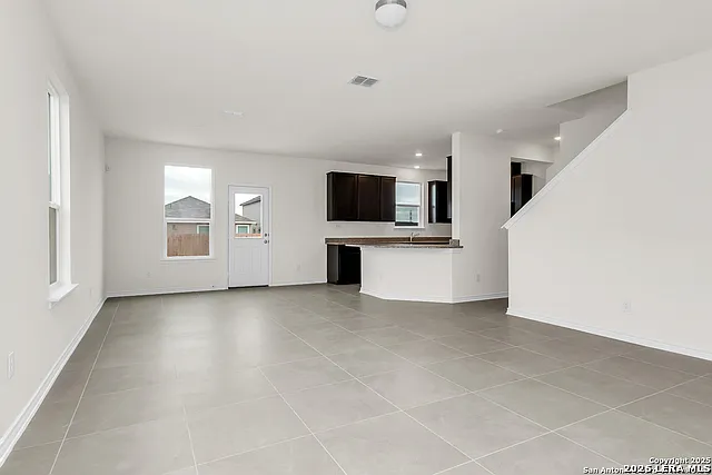 3 bed, 2.5 bath, 1908 sqft, $1,680 — Photo 3